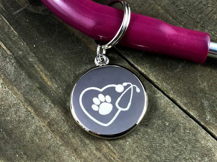 stethoscope-tag-pawprint-in-stethoscope-tag-veterinary-gift_2000x